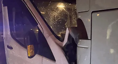 Afyonkarahisar'da kamyonetin yolcu otobüsüne çarpması sonucu 7 kişi yaralandı