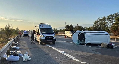 Anadolu Otoyolu'nun Düzce kesiminde devrilen otomobildeki 6 kişi yaralandı