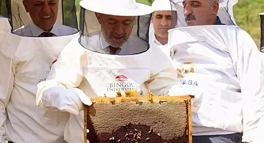 Bakan Yumaklı, AB tescilli Bingöl balının ilk sağımını yaptı: