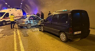 Gümüşhane'de tünelde iki otomobilin çarpıştığı kazada 5 kişi yaralandı