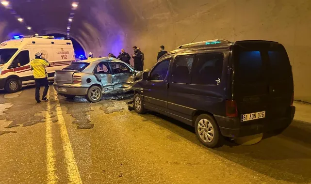 Gümüşhane'de tünelde iki otomobilin çarpıştığı kazada 5 kişi yaralandı