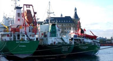 Kadıköy'de demirli gemide çıkan yangın söndürüldü