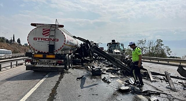 Kocaeli'de kaza yapan tanker D-100 kara yolunda ulaşımı aksattı