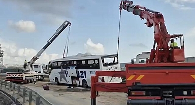 Kuzey Marmara Otoyolu'nda yolcu otobüsü bariyerlere çarptı, 3 kişi öldü, 20 kişi yaralandı