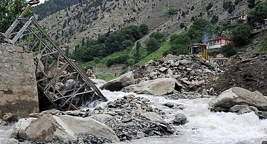 Pakistan'ın kuzeyindeki sellerde ölenlerin sayısı 351'e çıktı