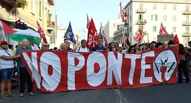 Sicilya'da binlerce kişi İtalya ile Sicilya'yı bağlayacak köprüyü protesto etti