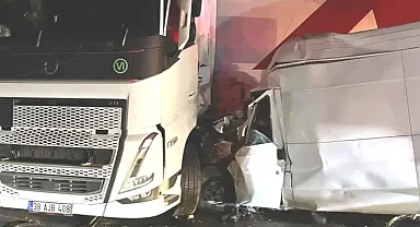 TAG Otoyolu'nda tırla minibüsün çarpışması sonucu 1 kişi öldü, 1 kişi yaralandı
