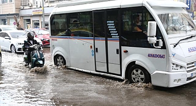 Adana'da sağanak hayatı olumsuz etkiledi