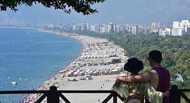 Antalya sahillerinde yoğunluk sürüyor