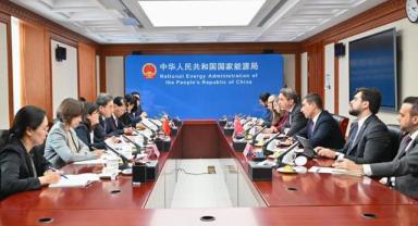 Bakan Bayraktar, Çin'de Ulusal Enerji İdaresi Başkanı ve enerji şirketlerinin yöneticileriyle görüştü