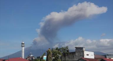 Endonezya'daki Marapi Yanardağı yeniden kül püskürttü