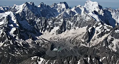 Fransız Alpleri'nde Ecrins Masifi'ne tırmanan iki dağcı hayatını kaybetti