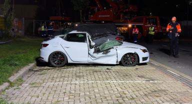 Hollanda'da şiddetli fırtına konteynerlerin ve ağaçların devrilmesine neden oldu