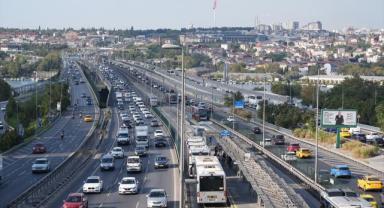 İstanbul'da haftanın dördüncü iş gününde trafik yoğunluğu yaşanıyor