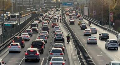 İstanbul'da haftanın ilk iş günü trafik yoğunluğu yüzde 71'e kadar çıktı