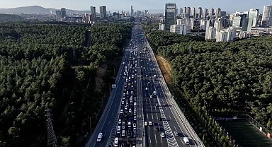 İstanbul'da haftanın son iş gününde trafik yoğunluğu yaşanıyor