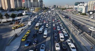 İstanbul'da haftanın üçüncü iş gününde trafik yoğunluğu yaşanıyor
