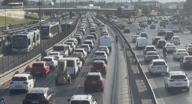 İstanbul'da okullarda uyum haftası ve haftanın ilk iş gününde trafik yoğunluğu yaşanıyor