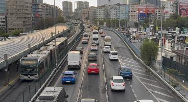 İstanbul'da yeni eğitim öğretim yılının ilk gününde trafik yoğunluğu yaşanıyor