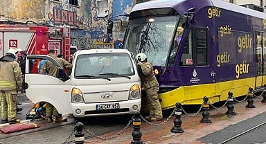 Kabataş'ta tramvayın çarptığı kişi yaralandı