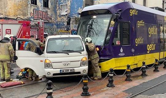 Kabataş'ta tramvayın çarptığı kişi yaralandı