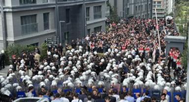 Kayyum olarak atanan Gürsel Tekin, polis eşliğinde CHP İstanbul İl Başkanlığı'na girdi: CHP'liler il binasında barikat kurdu