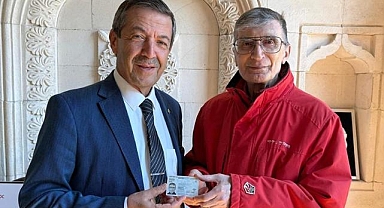 KKTC Dışişleri Bakanı Ertuğruloğlu, bilim insanı Aziz Sancar'a KKTC kimliğini takdim etti