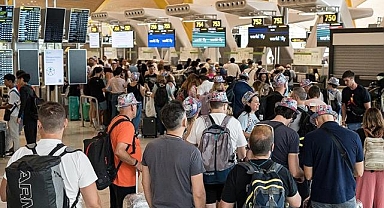 Madrid havalimanında, özel güvenlik çalışanlarının grevi nedeniyle uzun kuyruklar oluştu
