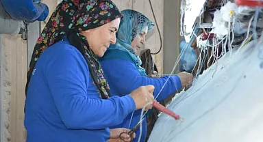 Manisa'nın Demirci ilçesinde dokunan halılar dünya pazarında ilgi görüyor