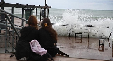 Ordu'da kuvvetli rüzgar Karadeniz'de dev dalgalar oluşturdu