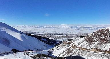 Palandöken Kayak Merkezi'nin zirvesine kar yağdı