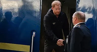 Prens Harry, Kiev'de hava saldırısında zarar gören binayı inceledi