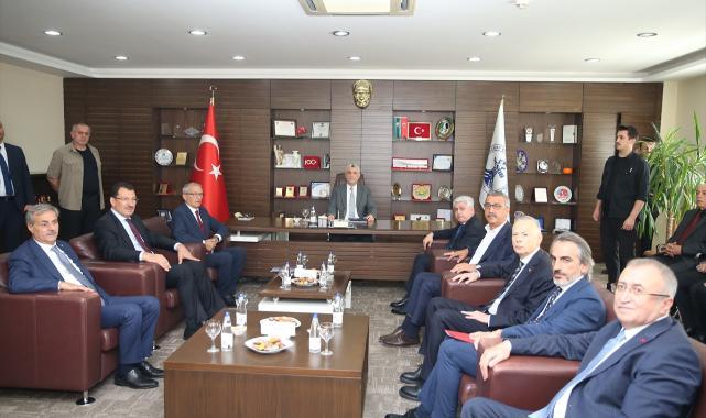 Ticaret Bakanı Bolat, Sakarya'da ziyaretlerde bulundu