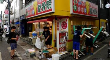 Tokyo'da şiddetli fırtınanın ardından hayat devam ediyor