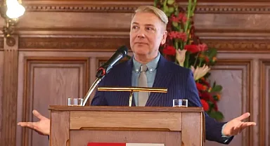 Türk moda tasarımcısı Atıl Kutoğlu'na Viyana'ya hizmetlerinden dolayı Gümüş Onur Madalyası verildi