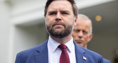 Vance ve Cumhuriyetçi Senato üyeleri bütçe toplantısının ardından Beyaz Saray'da basın toplantısı düzenledi