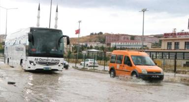  Yozgat'ta etkili olan sağanak hayatı olumsuz etkiledi.