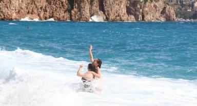 Antalya'da yabancı turistler dalgalara rağmen denize girdi
