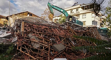 Balıkesir Sındırgı'daki depremde yıkılan iş yerinin enkazı kaldırıldı