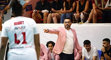 Basketbol antrenörleri, meme kanseri farkındalığı için parkeye pembe ceketle çıkıyor