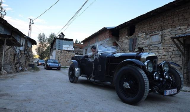 Belçika'dan yola çıkan klasik otomobil tutkunları Bayburt'ta