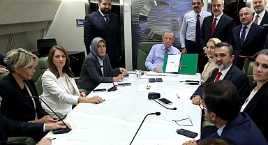 Cumhurbaşkanı Erdoğan, Mısır ziyareti dönüşü gazetecilerin sorularını yanıtladı: (1)