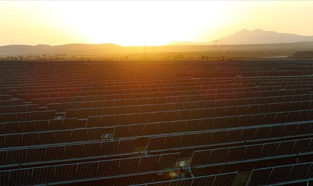 Dünyada yenilenebilir enerji kapasitesindeki güçlü büyümeye güneş liderlik ediyor