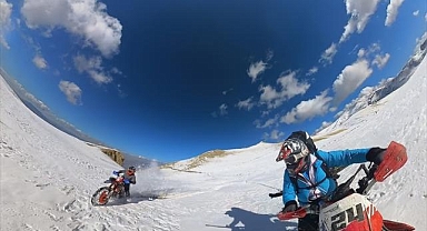 Ergan Dağı'nın zirvesine kros motosikletiyle çıkıp sezonun ilk kayağını yaptı