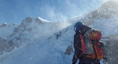 Everest'in doğusundaki kar fırtınası nedeniyle mahsur kalan 1000'den fazla kişi kurtarıldı