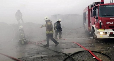 Eyüpsultan'da plastik deposunda çıkan yangına müdahale ediliyor