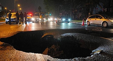 Fatih'te kuvvetli sağanak nedeniyle yol çöktü