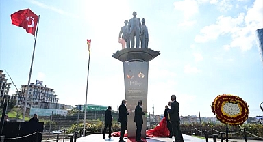 Galatasaray stadının önünde Atatürk, Tevfik Fikret ve Ali Sami Yen'in anıt heykeli açıldı