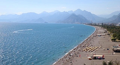 Hava sıcaklığı 28 derece ölçülen Antalya'da sahillerde hareketlilik yaşandı