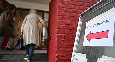 Hollanda'da erken genel seçimde aşırı sağ oy kaybederken merkez partileri güçlendi